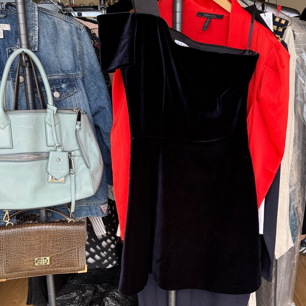 Chic Black Velvet One-Shoulder Dress